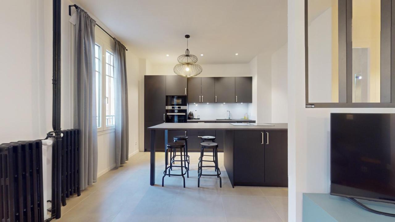 Apartment Beautiful Modern With Balcony In