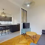 Beautiful Modern With Balcony In Apartment Genf