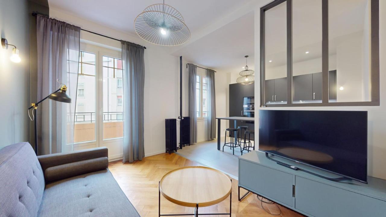 Beautiful Modern With Balcony In