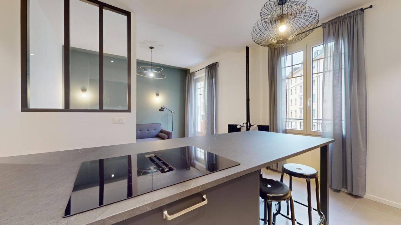 Beautiful Modern With Balcony In Apartment *